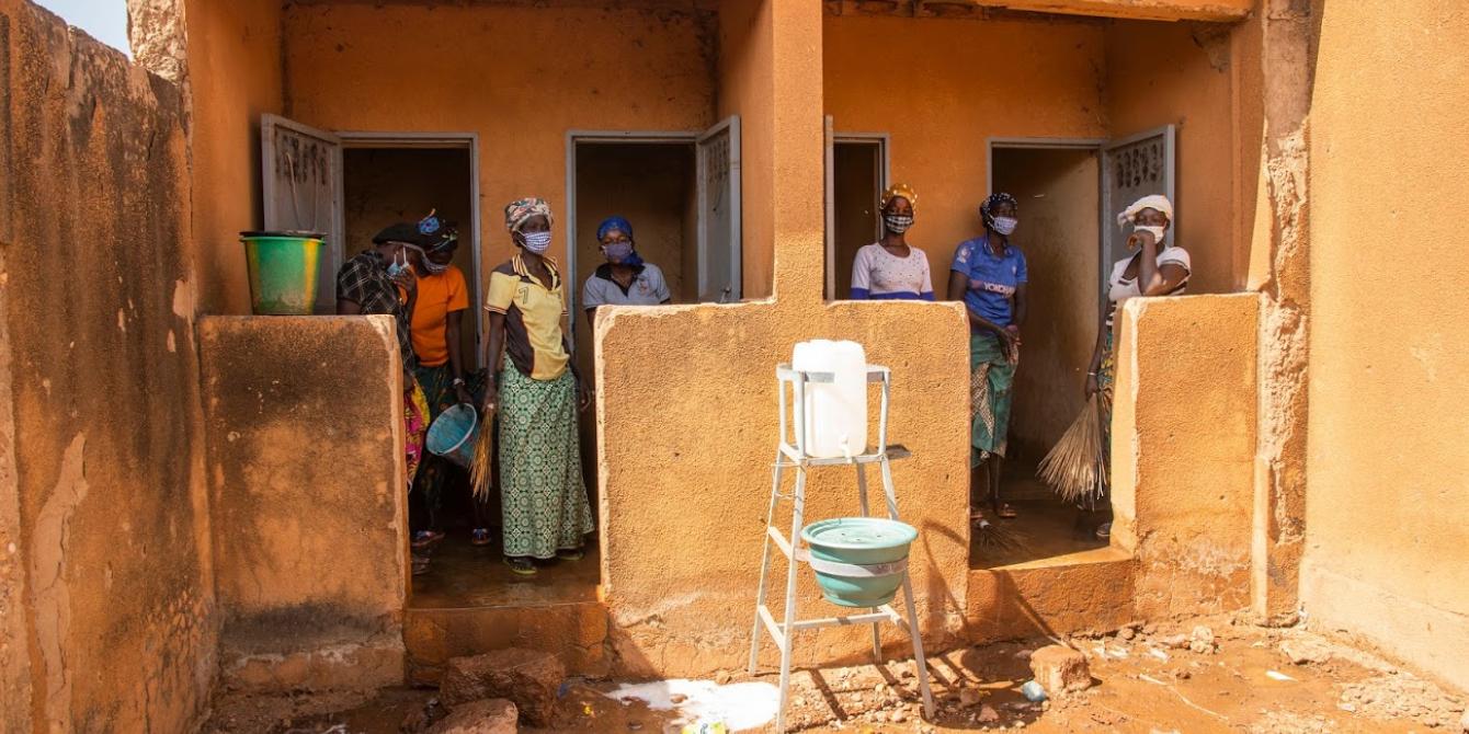 Netoyage des toilettes à Kaya par les personnes déplacées internes A Kaya, les déplacées internes prennent en charge leur proprété