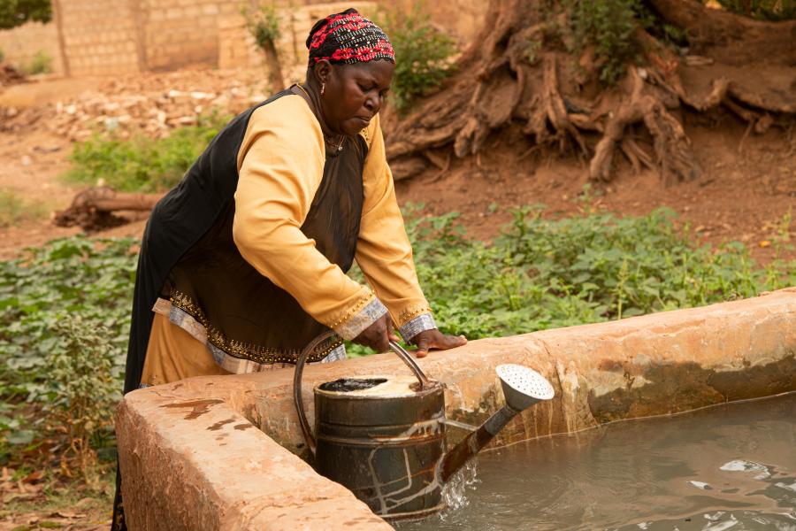 Des femmes financées par Oxfam pour faire des cultures de contre saison Oxfam soutien la production, la transformation et la commercialisation des produits agricoles
