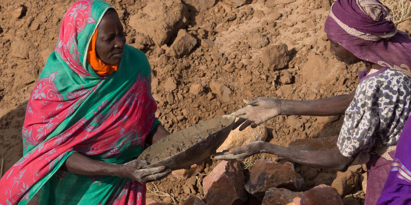 Women transport wet concrete as part of a cash-for-work project to construct a water reservoir in their village in North Darfur, Sudan. Elizabeth Stevens / Oxfam 