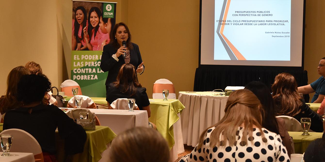 Diputadas de las diferentes bancadas conocieron y reflexionaron sobre la integración del Principio de Igualdad y los criterios de transversalización de género en la acción pública. Foto: Karen Arita / Oxfam en Honduras Diputadas de las diferentes bancadas conocieron y reflexionaron sobre la integración del Principio de Igualdad y los criterios de transversalización de género en la acción pública. Foto: Karen Arita / Oxfam en Honduras