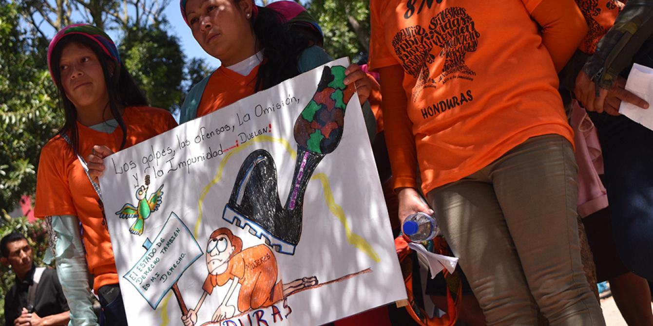 Mujeres indígenas exigen un alto a la persecución y criminalización de sus comunidades. Karen Arita / Oxfam en Honduras Mujeres indígenas exigen un alto a la persecución y criminalización de sus comunidades. Karen Arita / Oxfam en Honduras