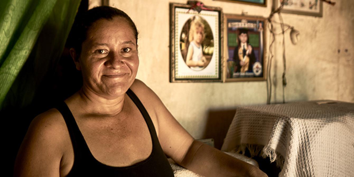 Digna Muñoz cuenta con orgullo cómo saca adelante a su familia por medio de sus propios recursos.Foto: Mahé Elipe / Oxfam en Honduras