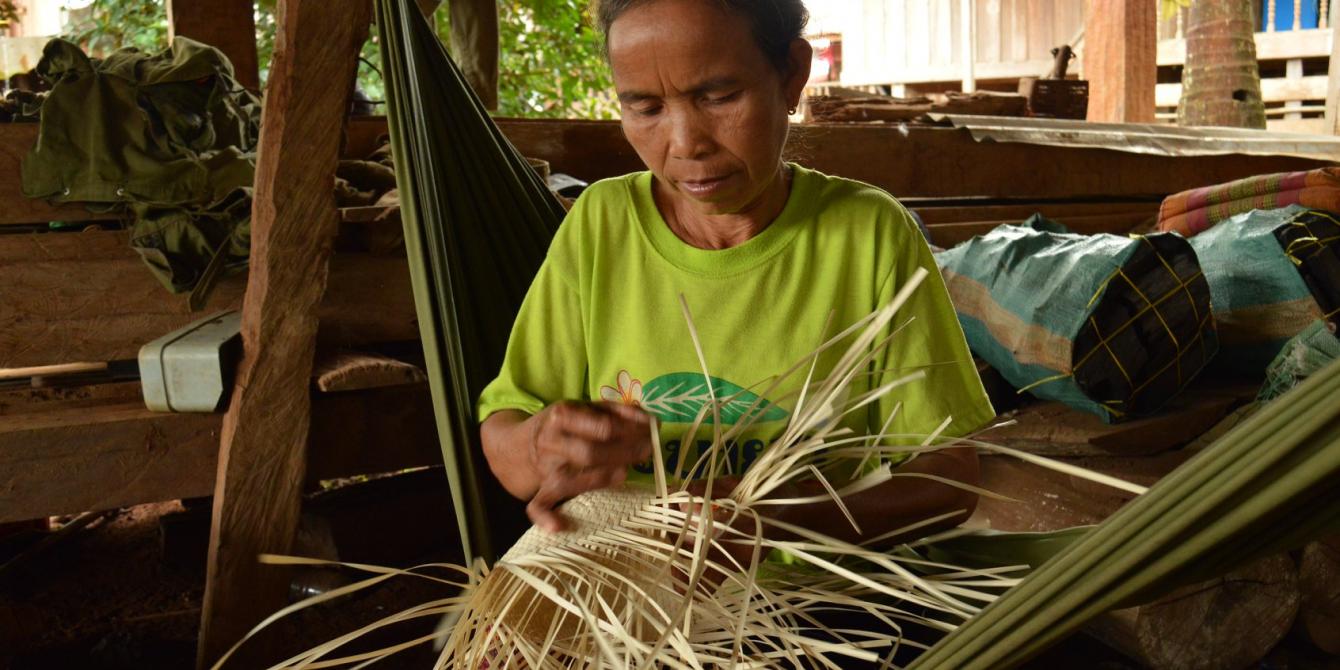 Basket weaving with talipot - Photo by: Thome, Oxfam in Laos Basket weaving with talipot - Photo by: Thome, Oxfam in Laos
