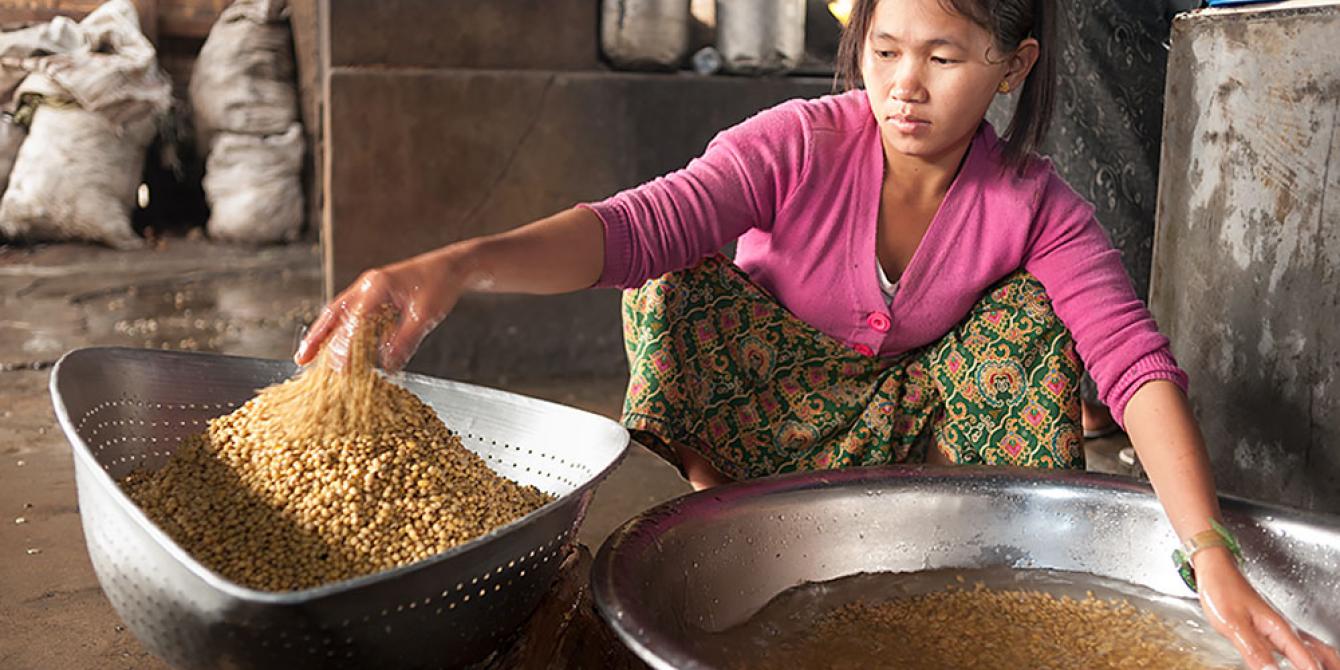 A young women in Kachin state, doing household chore photo by: David Hempenstall/Oxfam