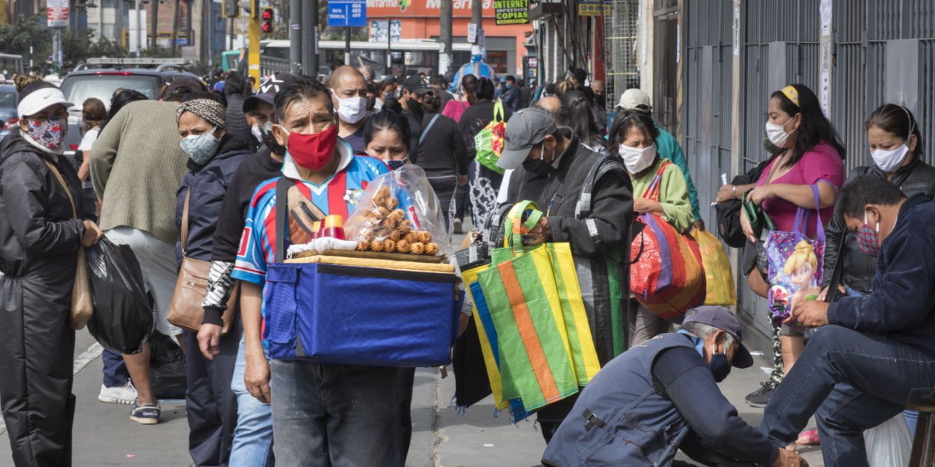 Imagen: Adrián Portugal / Oxfam en Perú. Comercio informal en la avenida Abancay, Cercado de Lima, durante la pandemia por Covid-19