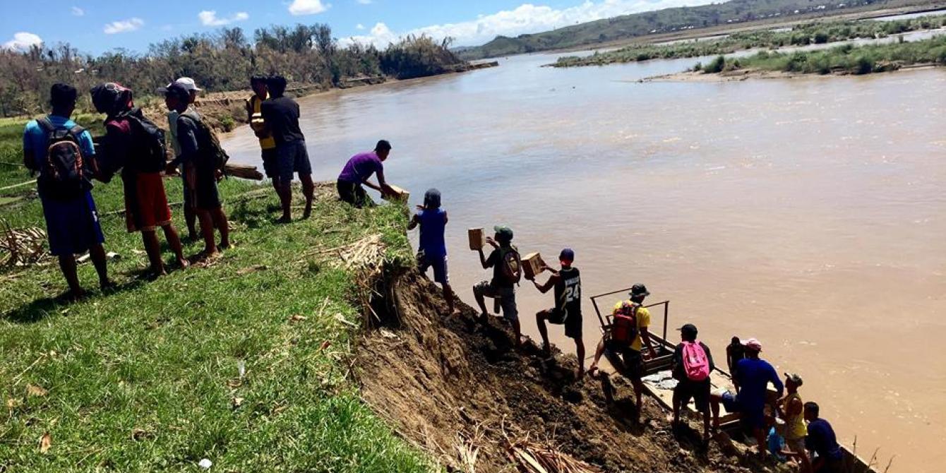Locals form a human chain to bring the hygiene kits to 250 families in Barangay Lipatan, Santo Niῇo town in Cagayan. This community is identified as one of the 16 geographically isolated and disadvantaged areas (GIDA) in the Santo Niῇo town. Photo by April Abello-Bulanadi/Oxfam