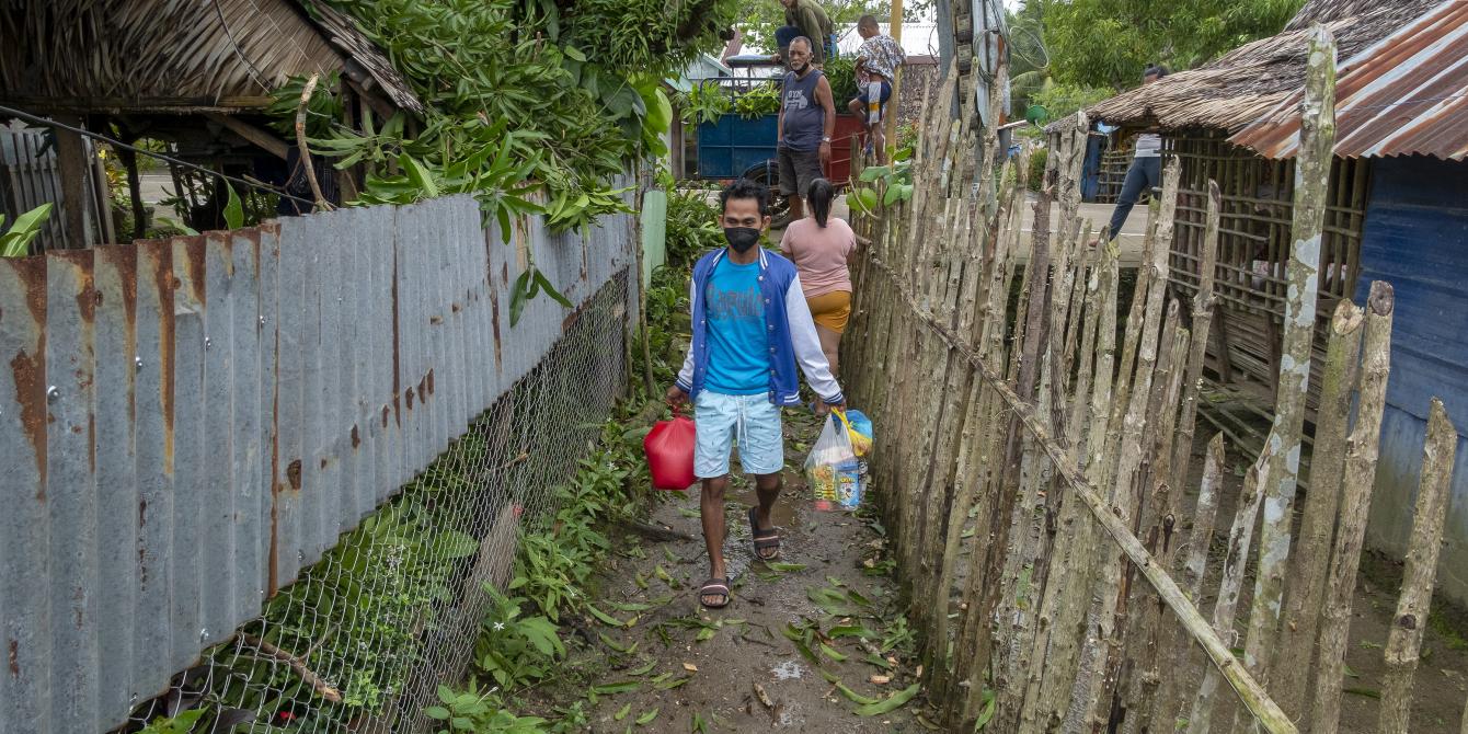 Alvin Ocena arrives home in Malobago village of Dolores town in Easter Samar after buying food and other basic needs of his family. The 26-year-old father of two is one of the recipients of the cash aid from Oxfam’s SHARPER Project to help them prepare for the impact of the strong typhoon. Photo by: Roy Lagarde/Oxfam