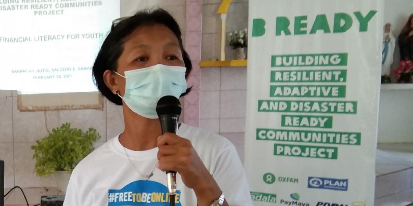 Gina Duran, Protection Monitor for the B-READY Project, facilitates a session on Financial Literacy for the youth of Barangay Butig, Salcedo, Eastern Samar (Photo: Jhomar Padullo/PDRRN)