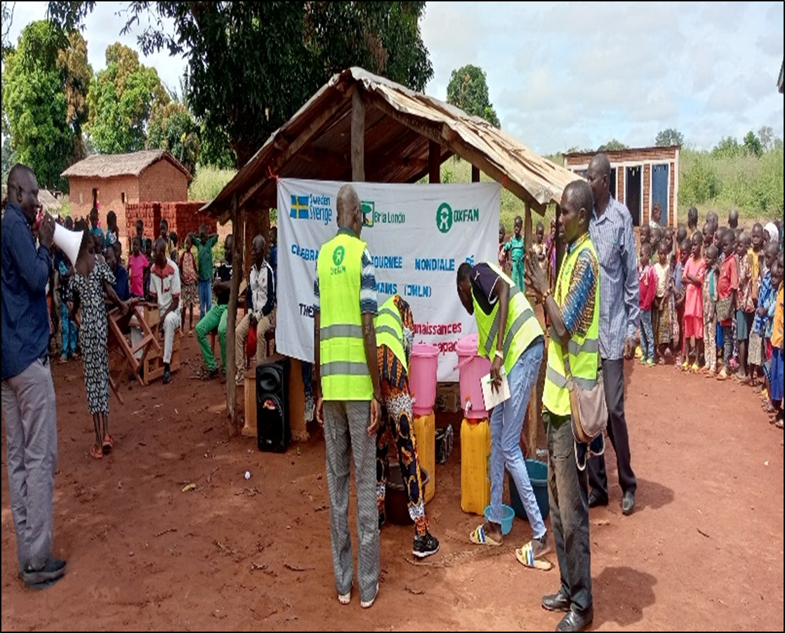 Distribution des Kits d’hygiène à Bria par l’ONG BRIA LONDO en partenariat avec OXFAM lors de la journée mondiale de lavage des mains / Crédit photo : Prince Kouli