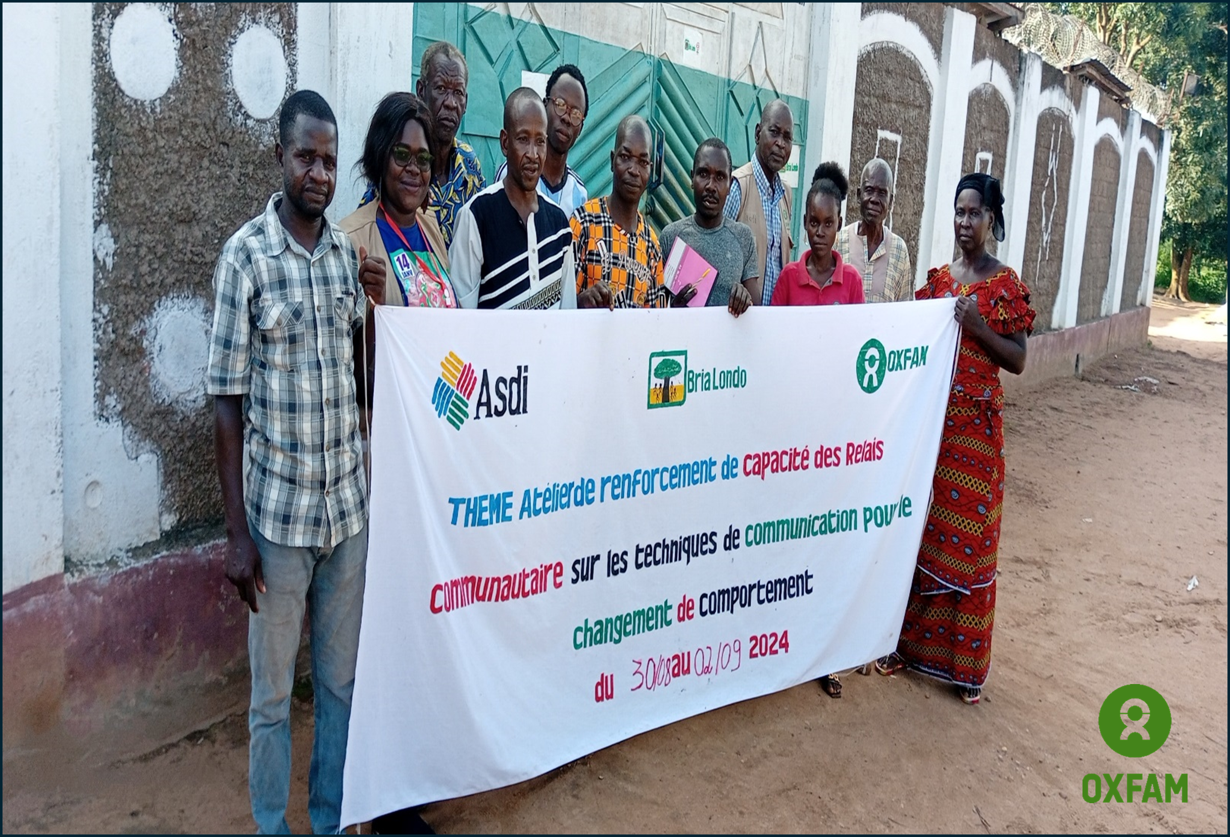 Photo de famille après la formation des relais communautaire sur les techniques de communication pour le changement de comportement dans les locaux de Bria London / Crédit photo : Prince Kouli