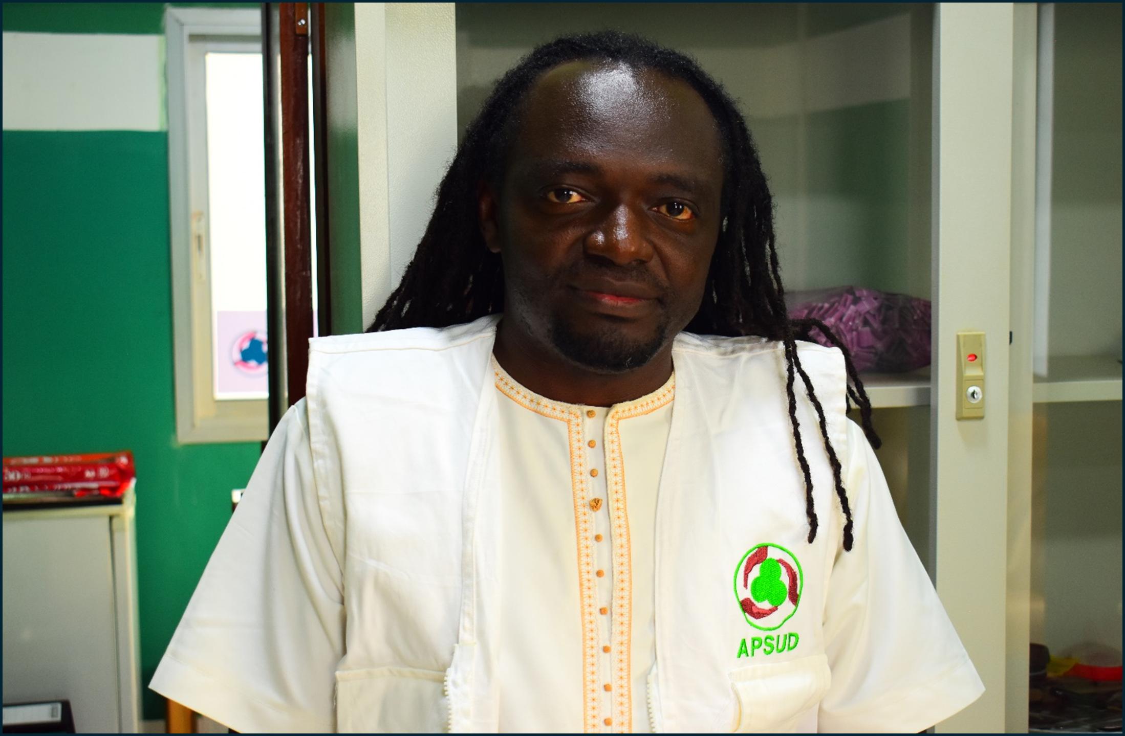 Samuel GONIWA ILONGA, coordonnateur d'APSUD, incarne la détermination des jeunes Centrafricains à prendre en main l'avenir humanitaire de leur pays. Il est un témoin de la transformation de son organisation grâce à un appui stratégique. @Nelson Bizzo