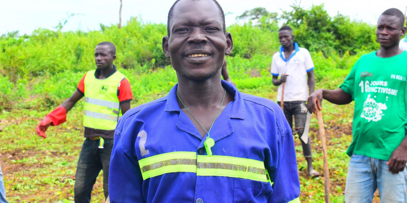 Bernard est très content de nettoyer le site de construction d’un magasin au village d’Orongou, dans la sous-préfecture de Bossangoa dans l'Ouham