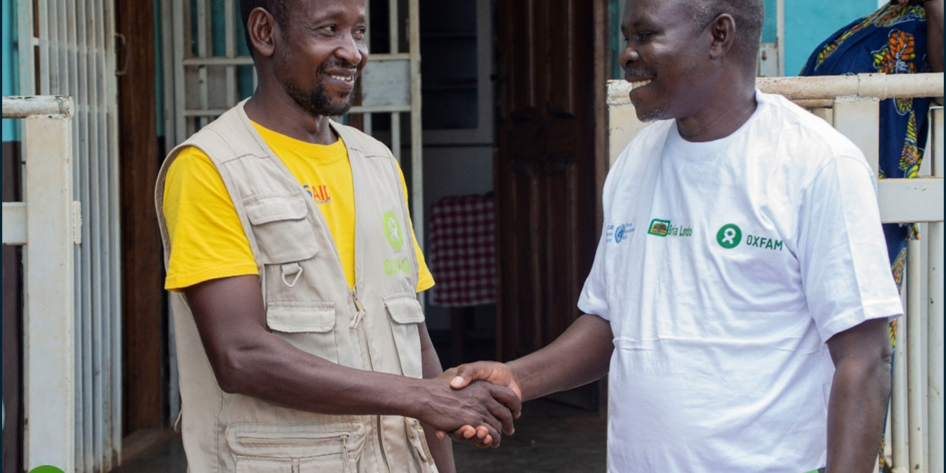 Des sourires de satisfaction après une réunion de travail dans les locaux de l’ONG nationale Bria Londo partenaire de mise en œuvre du programme Eau Hygiène et Assainissement d’Oxfam à Bria dans la Haute kotto. Crédit photo/Tanguy Djaka Yariss