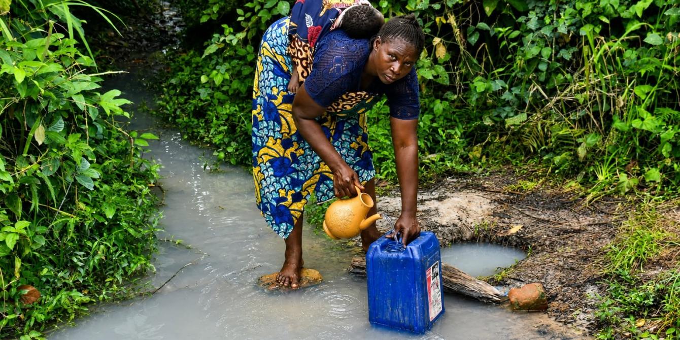 GBAYA Marcéline, 52 ans, en train de puiser de l'eau dans la rivière au village de Bobassa 2. GBAYA Marcéline, 52 ans, en train de puiser de l'eau dans la rivière au village de Bobassa 2.