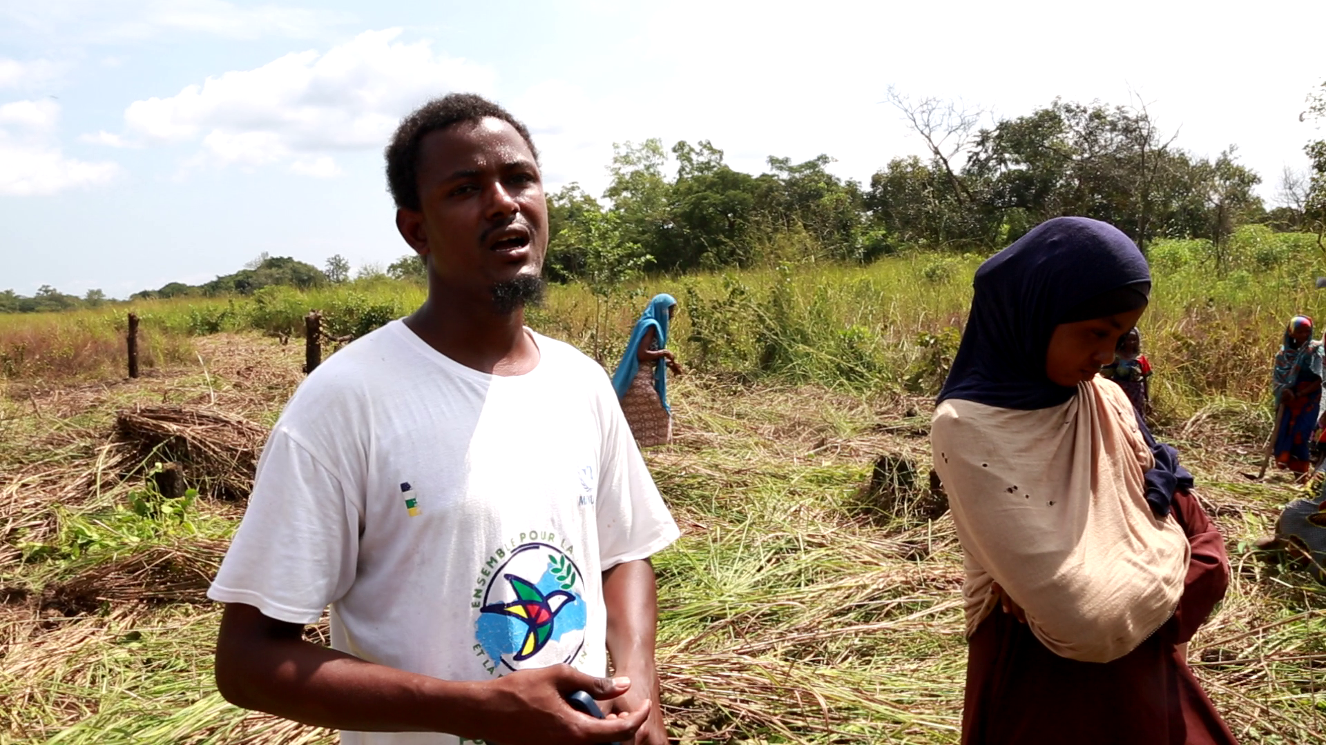 Moussa Bobiri, président du comité de gestion de la coopérative avec la trésorière entrain de donner des orientations aux membres « Agri Pionnier Centrafrique