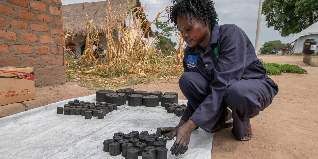 Actors responding to the refugee situation in Uganda, including signatories to this statement, are investing in alternative sources of energy -for example briquettes (above) as charcoal alternatives- and efforts to mitigate environmental damage. Photo credit: Elizabeth Stevens/Oxfam Laying out briquettes - alternatives to charcoal - to dry. Photo credit: Elizabeth Stevens/Oxfam