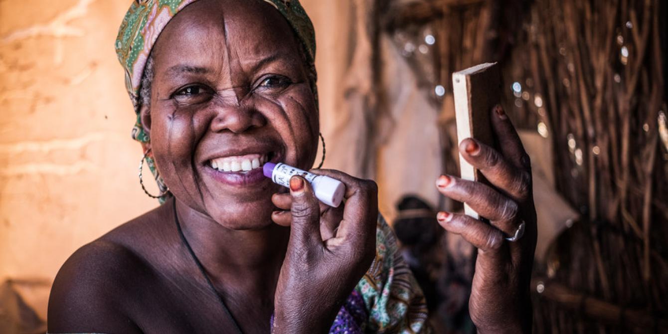 Yagana, a woman displaced by fear of Boko Haram in Niger, received a cash for grant from Oxfam and with this cash she started a small business for herself. Credit : Tom Saater / Oxfam