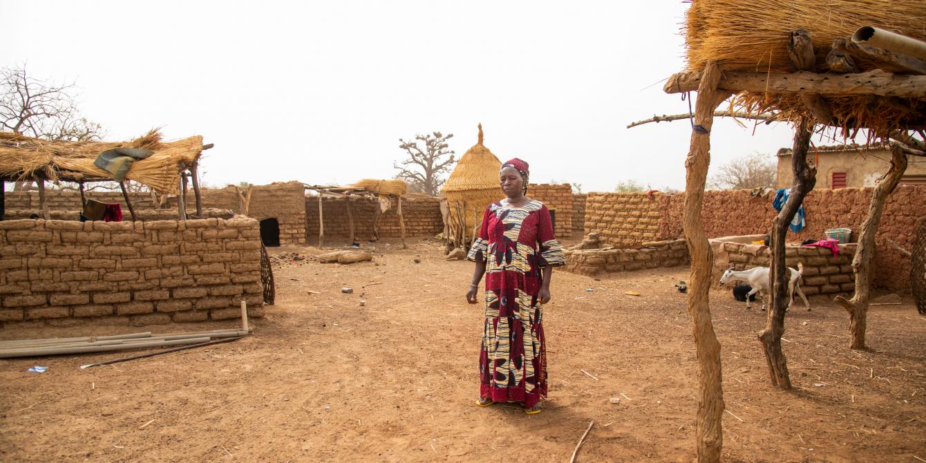 Ramata est éleveuse au Burkina Faso. A cause du manque de pluies, elle n'a plus de quoi nourrir son bétail.Credit photo: Gery Barbot/ Oxfam